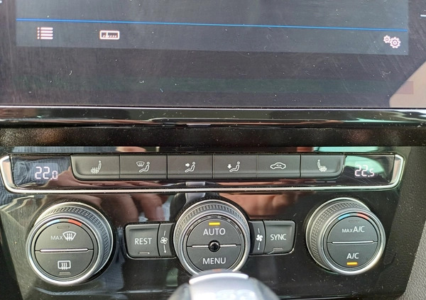 Volkswagen Passat cena 79900 przebieg: 102858, rok produkcji 2017 z Wolbórz małe 466